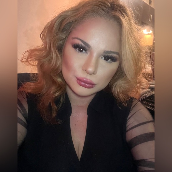 Meet your Posher, Melissa H. - Picture 1 of 2